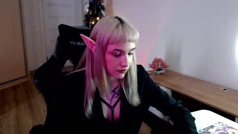 Snapshot of princessshy___ chatting on February 14, 12:03 pm 18 y.o online show from February 14, 12:03 pm