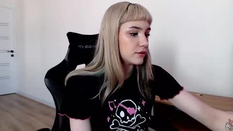 Snapshot of princessshy___ chatting on February 21, 12:39 pm 18 y.o online show from February 21, 12:39 pm