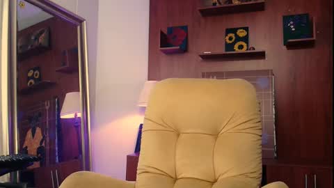 Snapshot of queendom_ing chatting on February 14, 7:44 pm Sweet Goddess online show from February 14, 7:44 pm