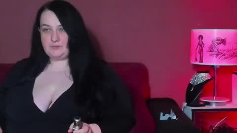 Snapshot of queenofhaze chatting on January 6, 1:31 am you may simply address Me with Your Grace online show from January 6, 1:31 am
