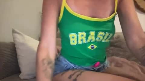 Quinnyelena online show from June 18, 6:57 pm