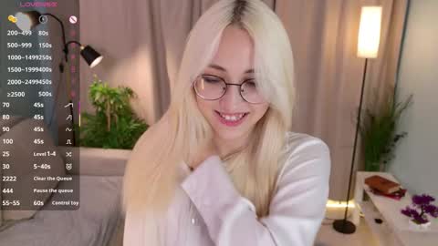 Snapshot of radi_rose chatting on October 19, 9:39 pm Karina online show from October 19, 9:39 pm