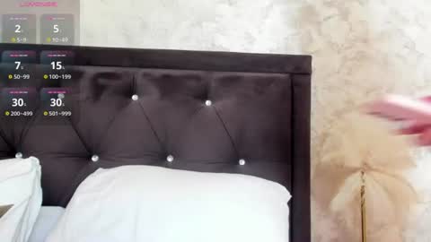 raelledarkstar online show from June 25, 7:24 am