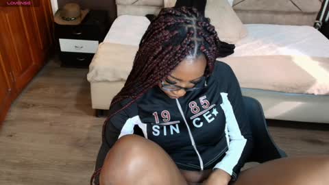 Snapshot of raqueljones_ chatting on December 9, 7:18 pm Raquel online show from December 9, 7:18 pm