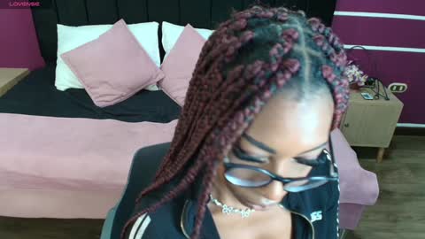 Snapshot of raqueljones_ chatting on December 19, 7:18 pm Raquel online show from December 19, 7:18 pm