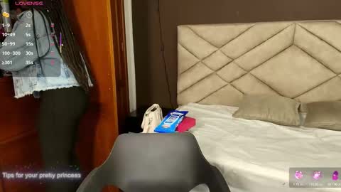 Snapshot of raqueljones_ chatting on September 17, 12:03 pm Raquel online show from September 17, 12:03 pm