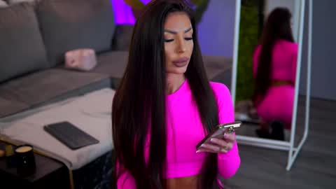 Raquelle online show from January 8, 10:30 am