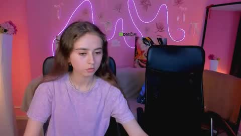 rebecca_smile_ online show from June 3, 7:08 pm