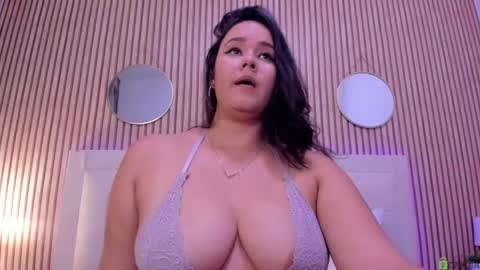 reina_loren online show from December 2, 4:36 am