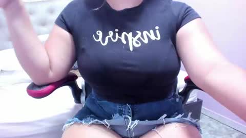 Snapshot of reina_loren chatting on March 12, 11:12 pm reina_loren online show from March 12, 11:12 pm