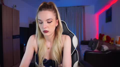 Snapshot of rosesarered97 chatting on January 10, 8:48 pm Abbygail online show from January 10, 8:48 pm