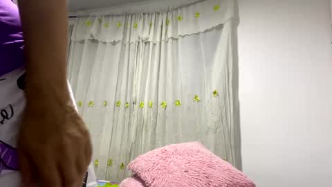 Snapshot of rousemilf4u chatting on December 27, 9:39 am rouse online show from December 27, 9:39 am