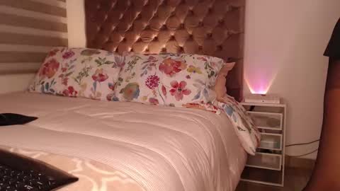 Rouss marie henao  online show from December 3, 1:57 pm