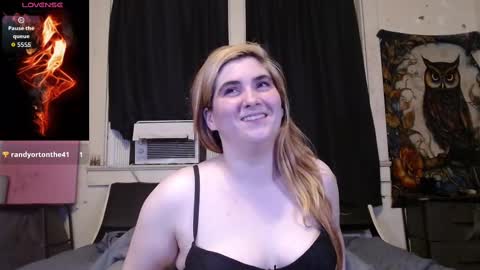 Snapshot of roxanneroulette chatting on October 5, 1:43 am Silver online show from October 5, 1:43 am