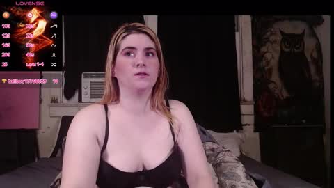 Snapshot of roxanneroulette chatting on October 15, 12:35 am Silver online show from October 15, 12:35 am