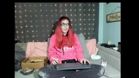 Snapshot of roxihazeleyes chatting on February 18, 1:21 am roxihazeleyes online show from February 18, 1:21 am