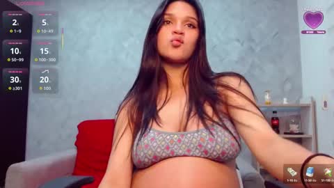 Snapshot of roxxi_2110 chatting on October 11, 2:27 am roxxi_2110 online show from October 11, 2:27 am
