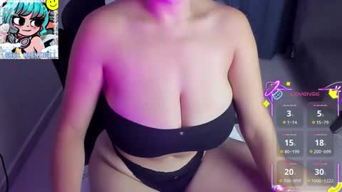 Snapshot of roxy_clark chatting on October 18, 9:45 am Annah online show from October 18, 9:45 am