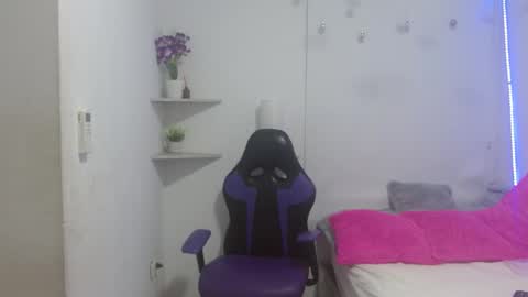Snapshot of roxy_stone1 chatting on March 10, 7:18 pm roxy_stone1 online show from March 10, 7:18 pm