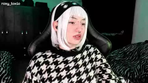 Roxy Independient model Help me to reach 50 thumbs up online show from November 19, 2:00 am