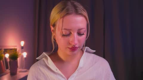 Snapshot of rue_novella chatting on September 18, 3:21 pm Mila online show from September 18, 3:21 pm