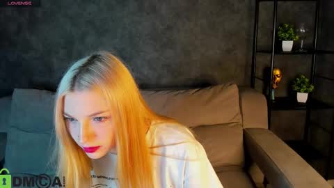 Snapshot of sabrina_moun chatting on October 18, 9:23 am sabrina_moun online show from October 18, 9:23 am