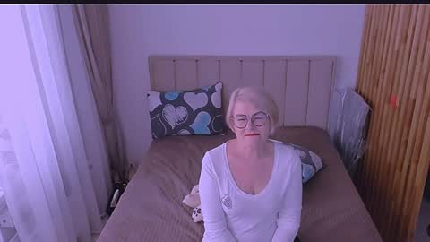 Sabrina MacMarren online show from April 5, 1:43 pm