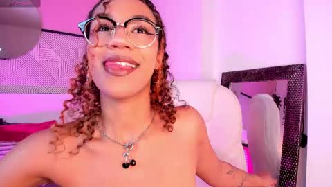 Snapshot of sade_jackson1 chatting on February 21, 4:18 am Sophie online show from February 21, 4:18 am