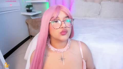 Snapshot of sally_white_ chatting on October 15, 3:42 am Sally White online show from October 15, 3:42 am