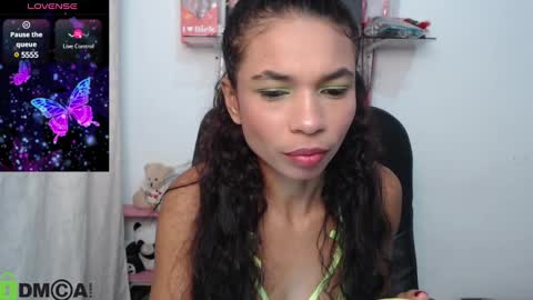 Snapshot of samanthaa_queen chatting on December 3, 11:10 am sam online show from December 3, 11:10 am
