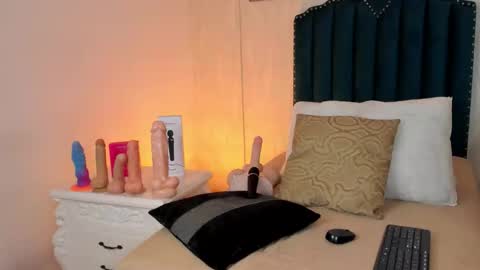 Snapshot of samara_warren chatting on October 7, 12:20 pm Samara Warren online show from October 7, 12:20 pm