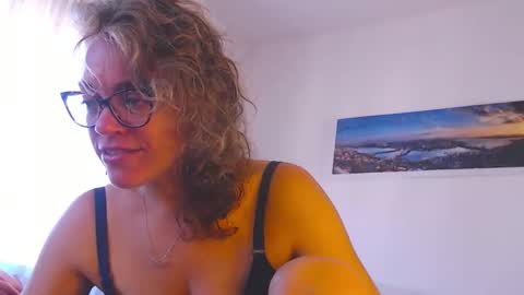 Snapshot of sandra10031989 chatting on October 13, 1:25 pm Sandra online show from October 13, 1:25 pm