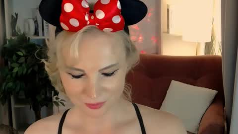 Snapshot of sandra_kind chatting on October 18, 5:21 am Sandra online show from October 18, 5:21 am