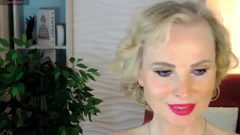 Snapshot of sandra_kind chatting on September 14, 6:00 am Sandra online show from September 14, 6:00 am
