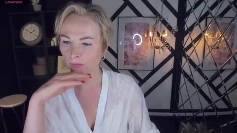 Snapshot of sandra_kind chatting on January 28, 5:32 am Sandra online show from January 28, 5:32 am