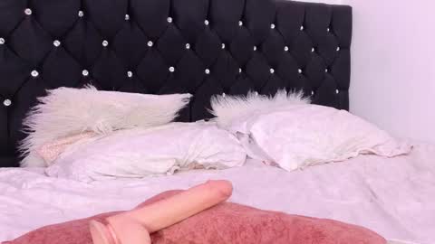 Sara  online show from November 27, 4:32 pm