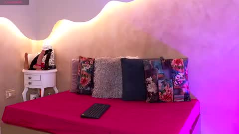 saraaguzman online show from October 6, 7:18 pm