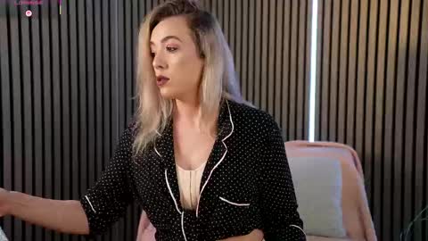 Sarahjadore online show from February 12, 7:04 pm