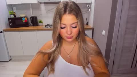 Snapshot of sarahmils chatting on September 20, 3:32 pm Sarah online show from September 20, 3:32 pm