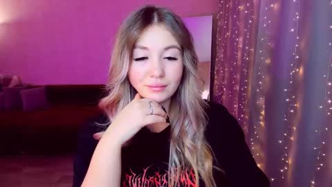 Snapshot of sarahmils chatting on March 12, 6:43 pm Sarah online show from March 12, 6:43 pm