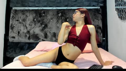 Snapshot of sarahsmitt chatting on December 5, 3:28 pm Sarah online show from December 5, 3:28 pm