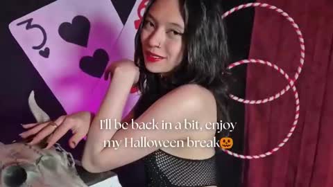 Snapshot of sarasaenz__ chatting on October 13, 11:57 am online show from October 13, 11:57 am
