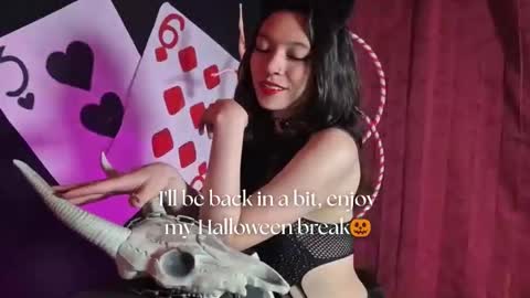 Snapshot of sarasaenz__ chatting on October 21, 11:47 am online show from October 21, 11:47 am
