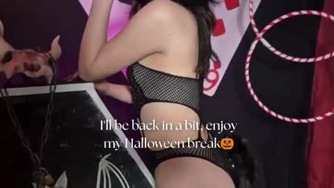 Snapshot of sarasaenz__ chatting on October 10, 11:15 am online show from October 10, 11:15 am