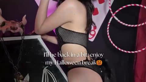 Snapshot of sarasaenz__ chatting on October 11, 11:36 am online show from October 11, 11:36 am