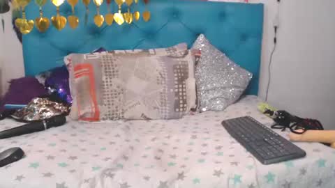 Snapshot of sarawiills chatting on February 5, 1:54 pm Sara Wills online show from February 5, 1:54 pm