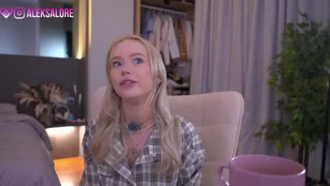 sashalore online show from March 31, 2:33 am