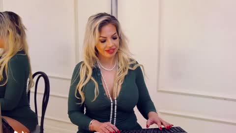 Snapshot of sashavaughn chatting on December 23, 4:44 am Sasha online show from December 23, 4:44 am