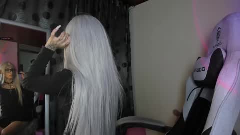    im expecting 300 thumbs up on my altar online show from February 15, 12:37 am