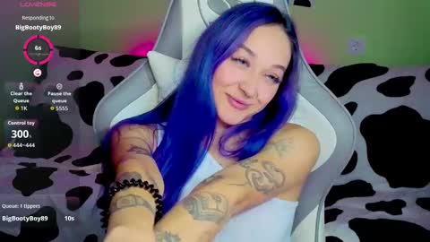 Snapshot of savage_lust_ chatting on October 1, 5:01 am Ariel online show from October 1, 5:01 am